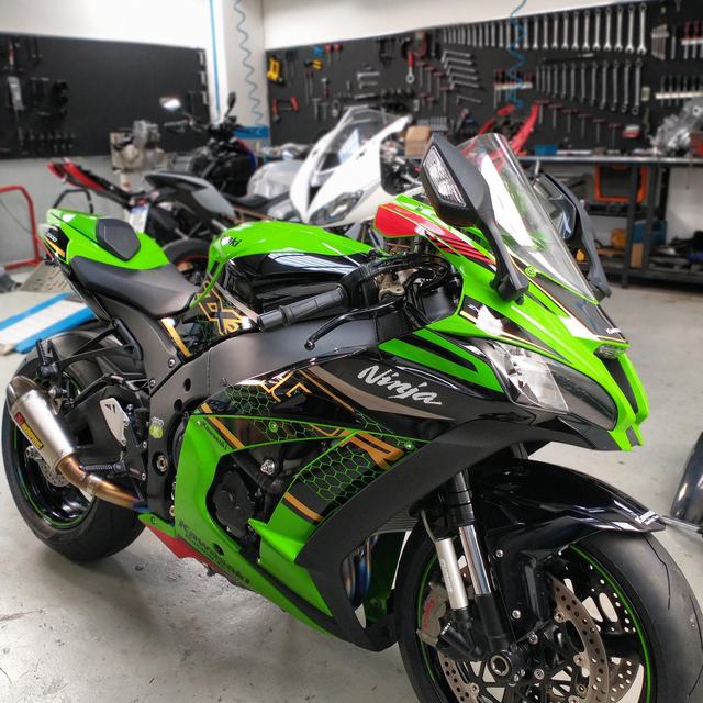 Kawasaki Ninja verde na oficina