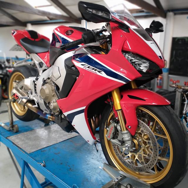 Honda CBR vermelha e branca no elevador