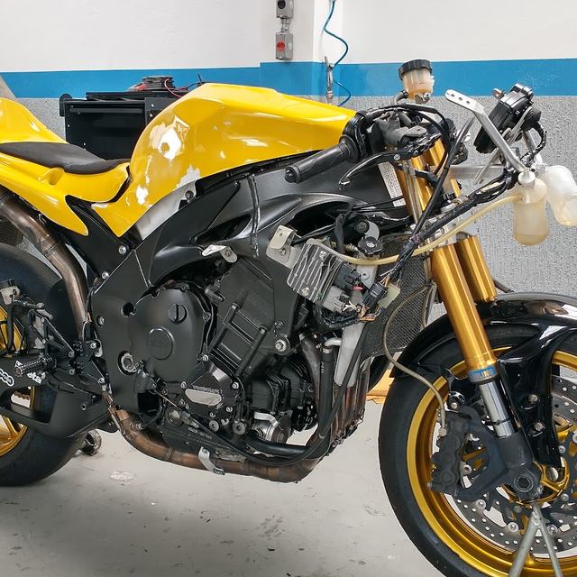 Yamaha R1 amarela no cavalete