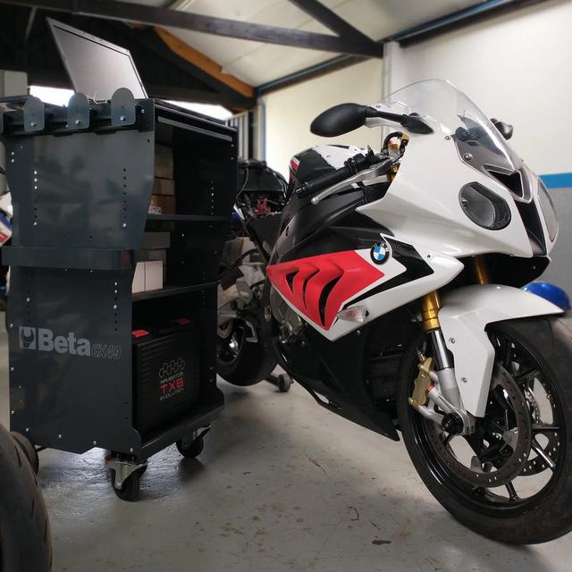 BMW S1000RR no elevador ao lado do carrinho de ferramentas