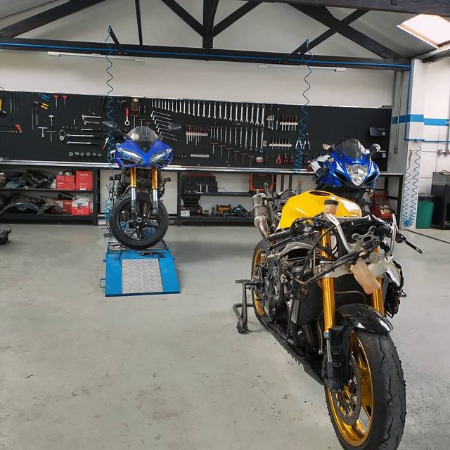 Motos na oficina limpa e organizada