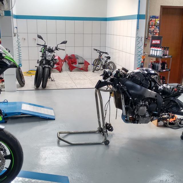Oficina ampla com motos Kawasaki em manutenção